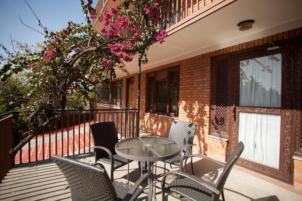 Maya Guest House Thimi Екстериор снимка