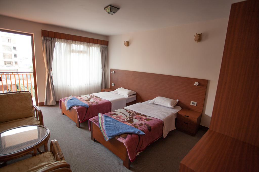 Maya Guest House Thimi Екстериор снимка