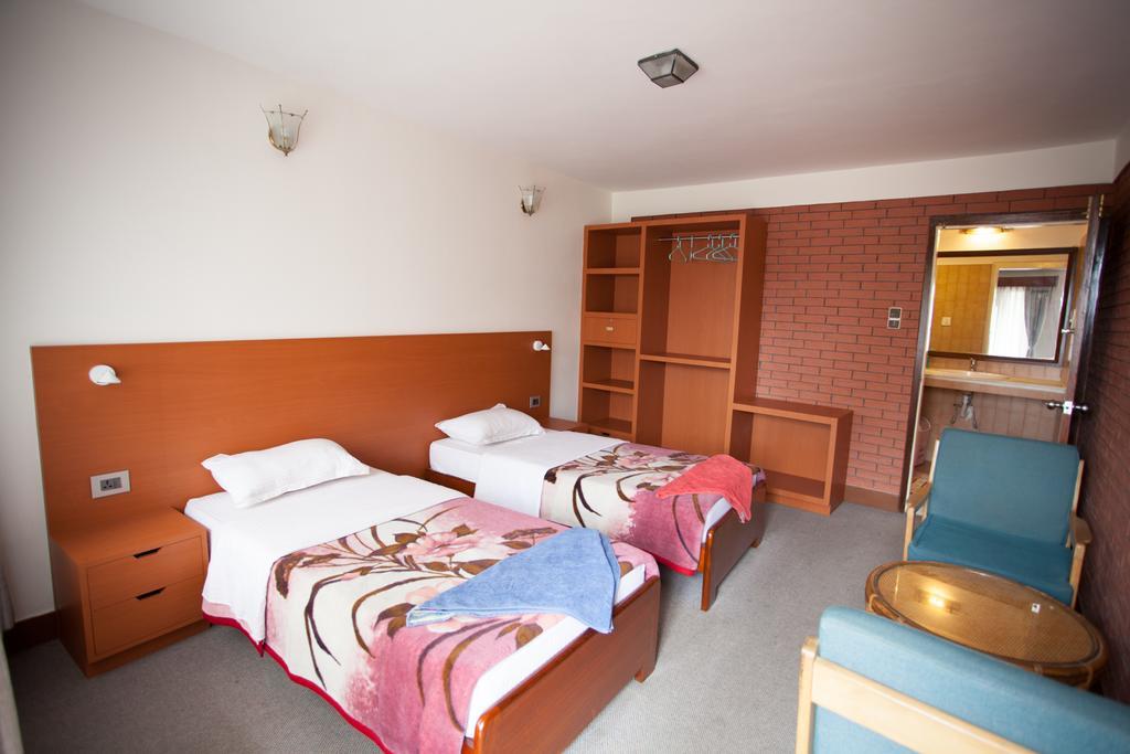 Maya Guest House Thimi Екстериор снимка